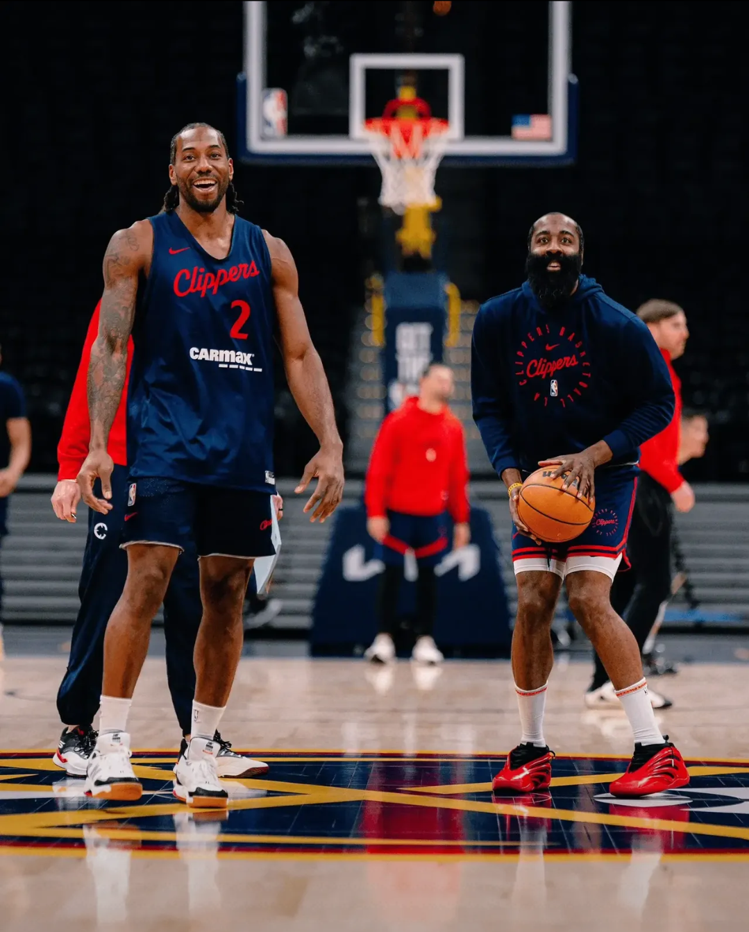 阿根廷男篮横扫篮网，伦纳德送出助攻