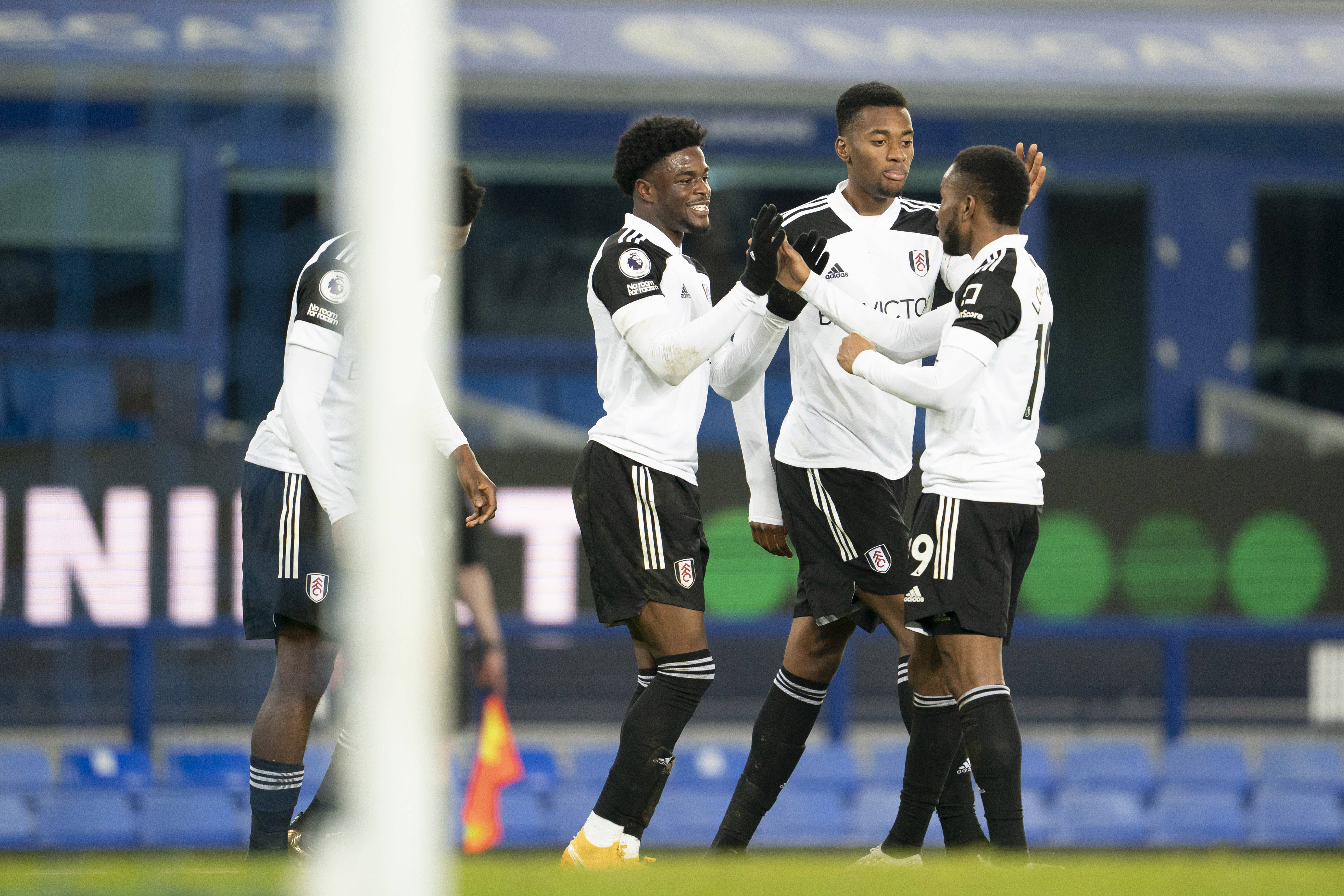 斯旺西战平富勒姆，双方踢出激烈比赛