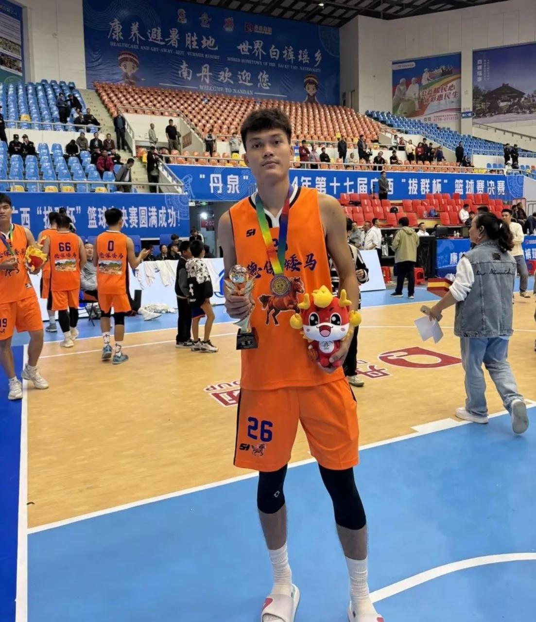 篮球联赛中球员的表现被赞誉