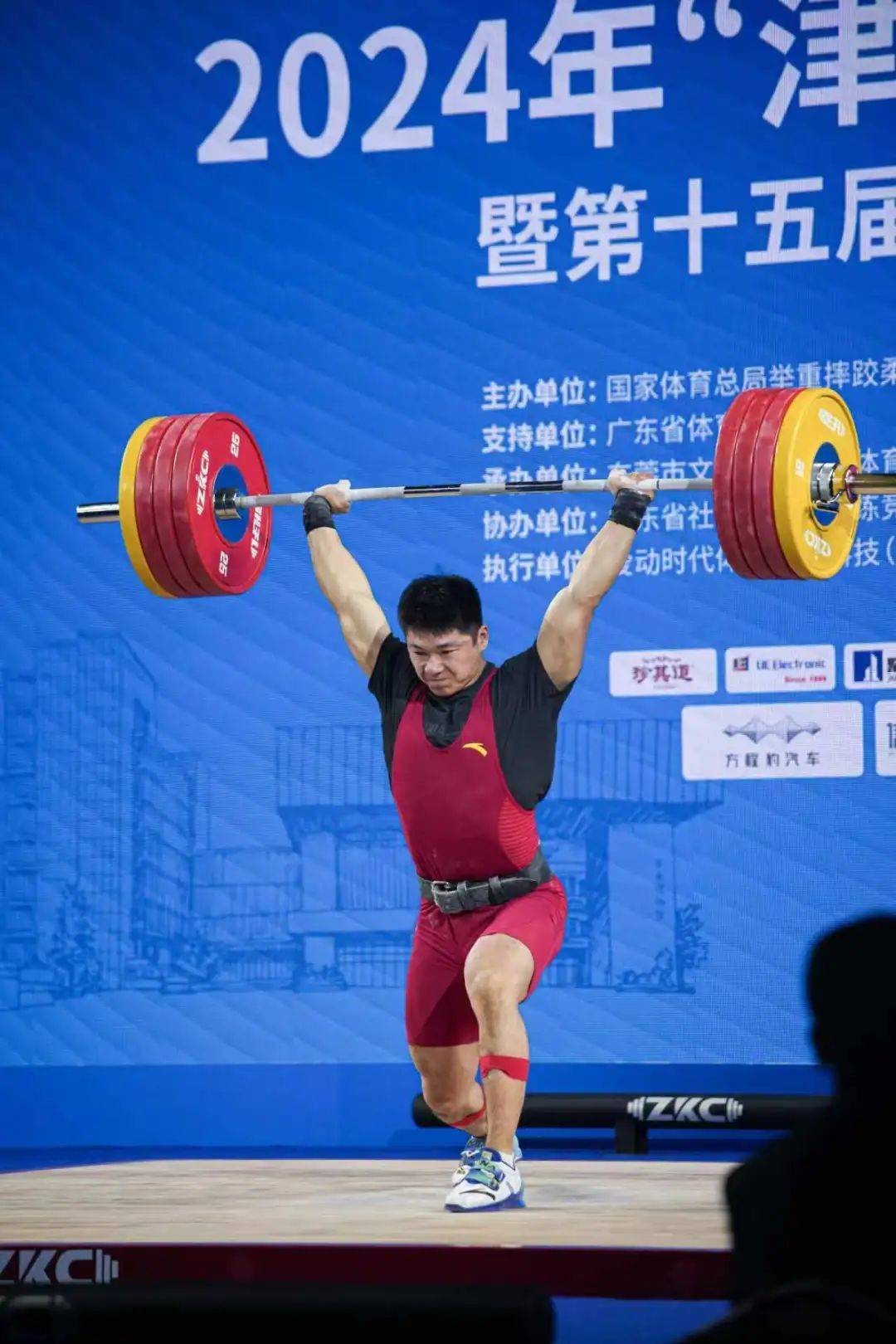 举重选手以实力碾压对手，轻松夺得桂冠的简单介绍