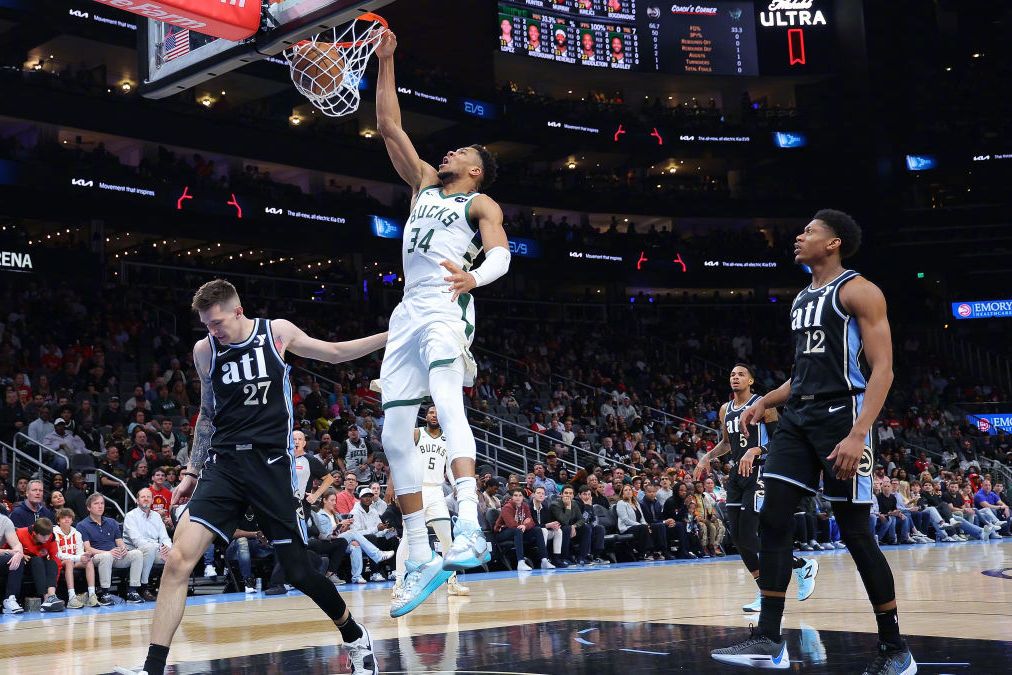 老鹰客场大胜雄鹿，保住晋级希望的简单介绍