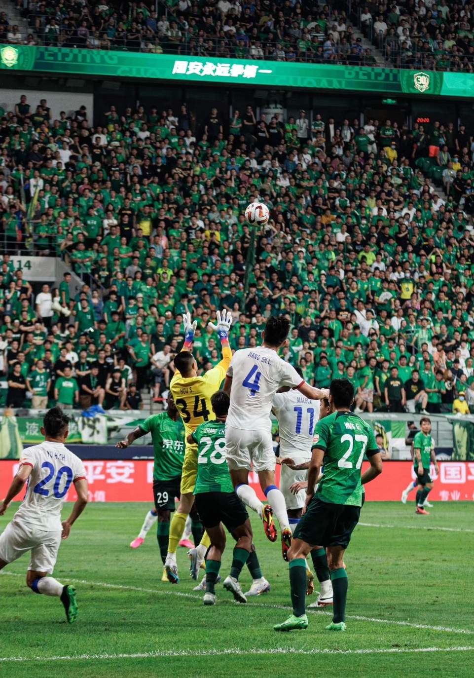 皇马禁区进攻密集,欲攻破对手防线取胜 皇马禁区进攻密集,欲攻破对手防线取胜