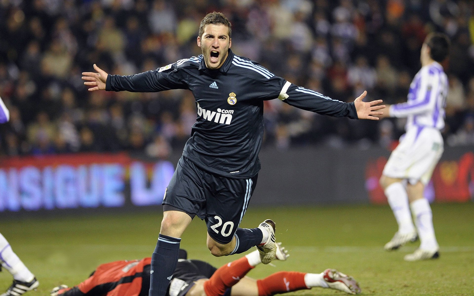 基耶萨高光映照绿茵，喀麦隆与荷兰的战术博弈启示录