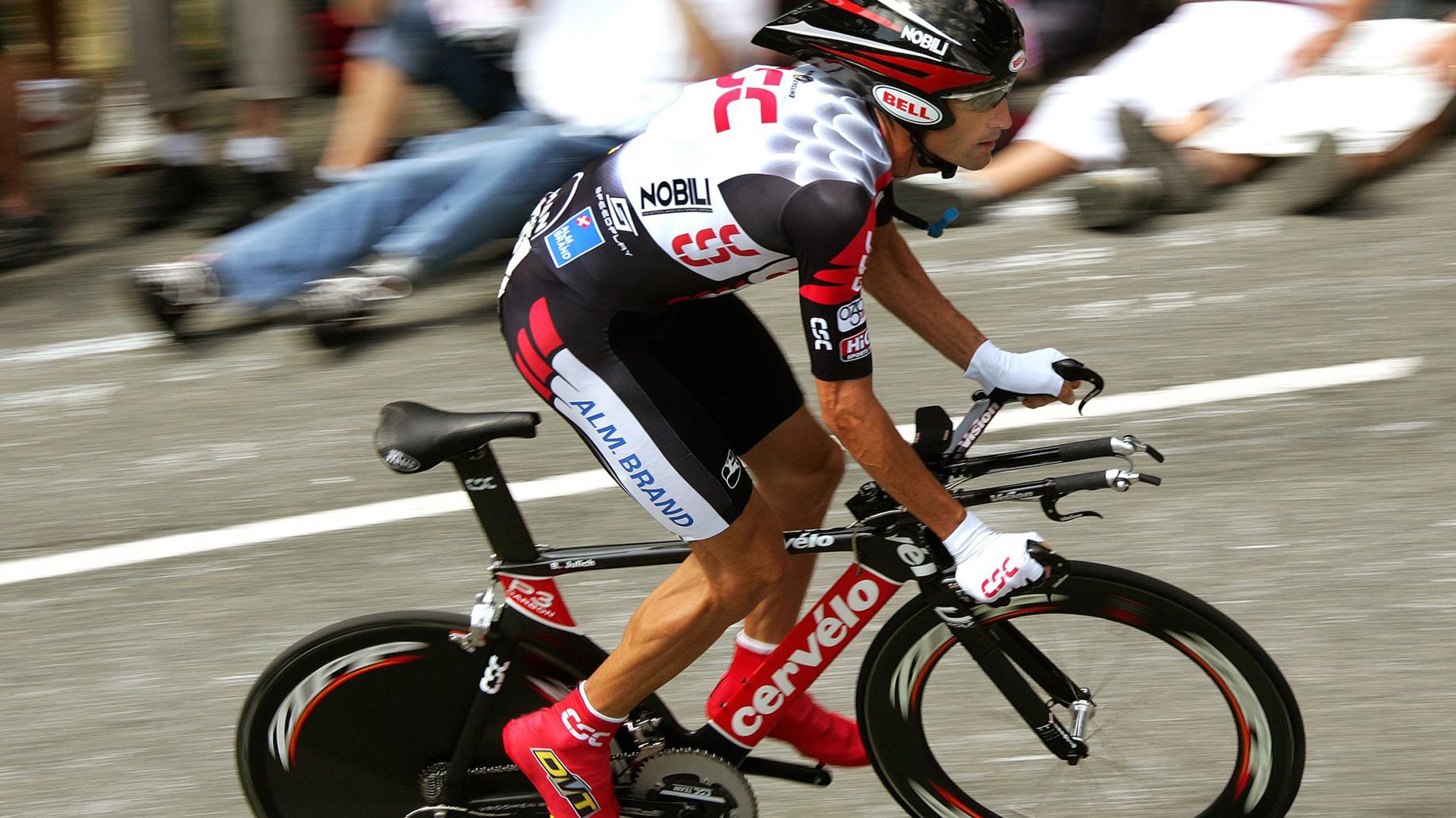 赛道上的王朝更迭，汉密尔顿的绝对统治与梅赛德斯的战略逆转